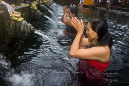 Praying, Bali