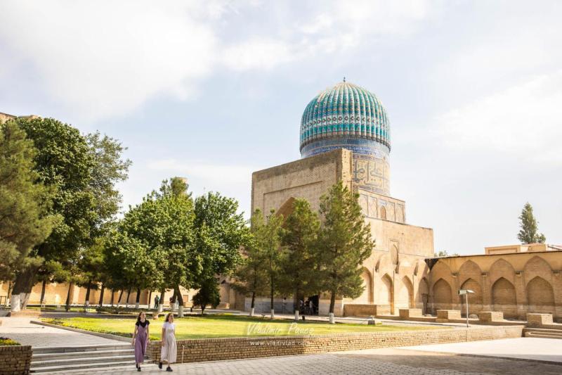 Dome and garden of Bibi-Khanym mosque
