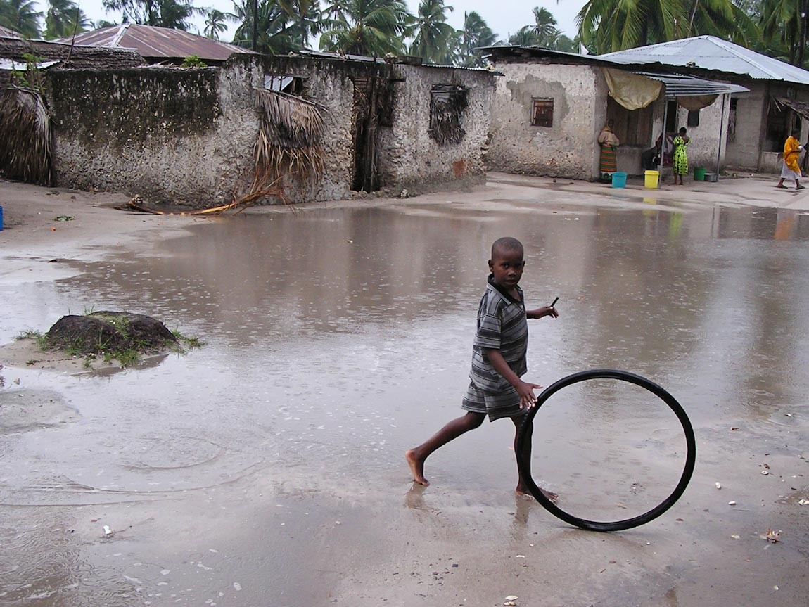Kid rolling the wheel, Zanzibar / Unguja
