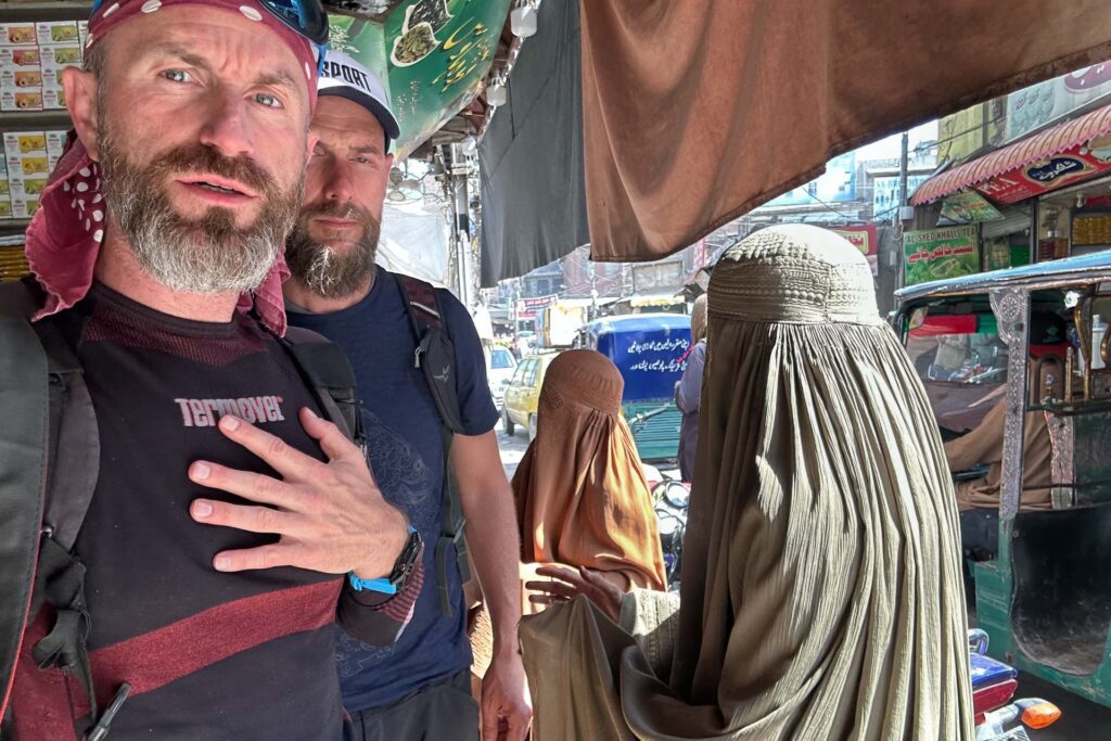 Vlado & Tom v uliciach Pešawáru, Pakistan